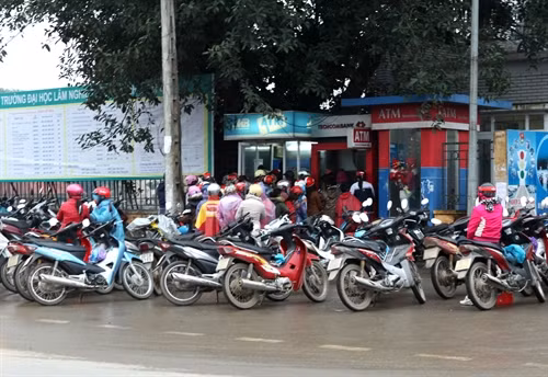 Chật vật rút "tiền Tết" qua ATM