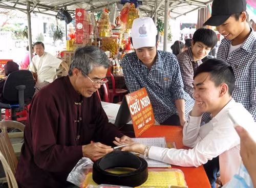 Lộn xộn hoạt động dịch vụ tại lễ hội Phủ Dầy 2016