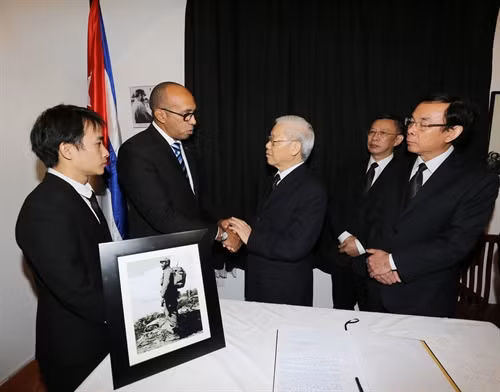 Lãnh đạo Đảng, Nhà nước viếng đồng chí Fidel Castro Ruz,
