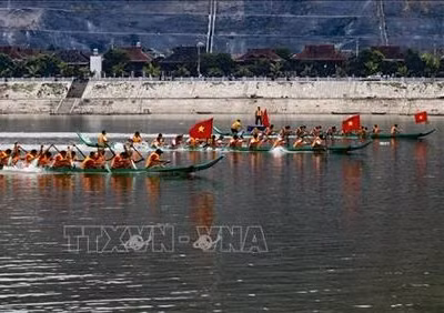 Hội đua thuyền đuôi én lần thứ 5 mở đầu Ngày hội Văn hóa - Thể thao các dân tộc thị xã Mường Lay