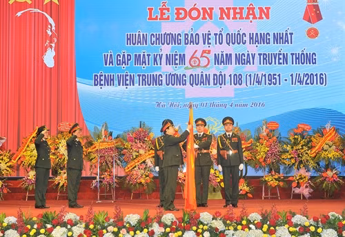 Bệnh viện Trung ương Quân đội 108 đón nhận Huân chương Bảo vệ Tổ quốc hạng Nhất