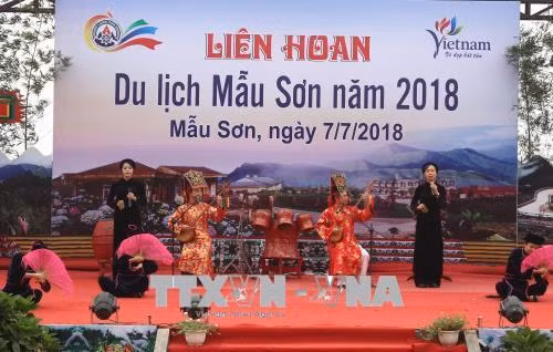 Liên hoan du lịch Mẫu Sơn thu hút hàng nghìn du khách