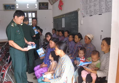 Bộ đội biên phòng tỉnh Cao Bằng tham gia xóa mù chữ cho 243 người dân biên giới