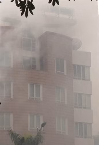 Khống chế cháy lớn ở đường Nguyễn Văn Cừ, Hà Nội