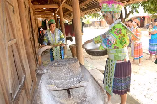Cối xay bằng đá của người Mông Nà Mộ