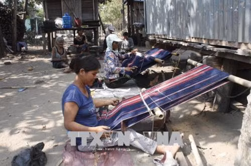 Gìn giữ văn hóa dệt của buôn làng của phụ nữ thị trấn Krong Chro