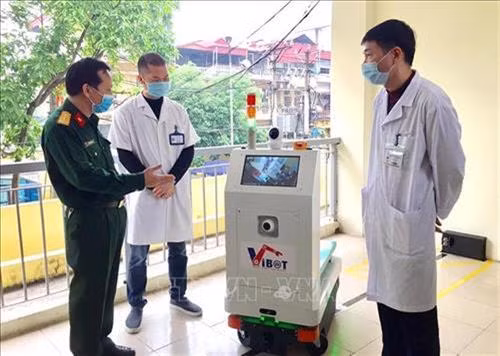 Nhiều robot y tế được nghiên cứu chế tạo phục vụ chống dịch COVID-19
