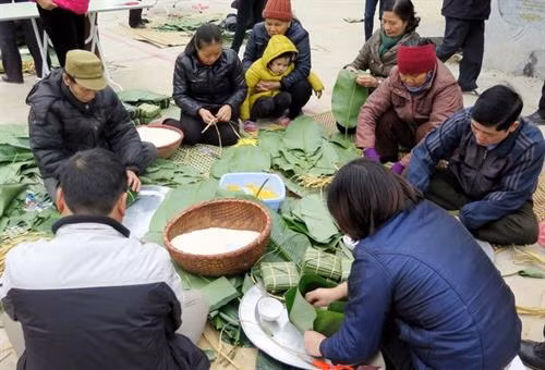 Tết sớm ở làng nghề bánh chưng, giò chả Tân Ước