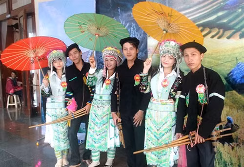 Phụ nữ bảo tồn trang phục truyền thống