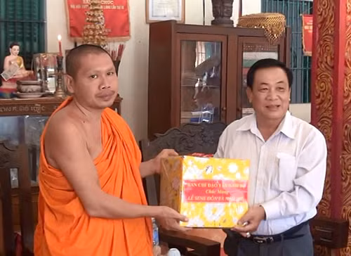 Thăm và tặng quà các chùa nhân dịp lễ Sene Dolta cổ truyền của đồng bào Khmer