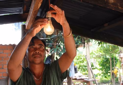 Đắk Lắk: Điện lưới quốc gia bừng sáng thôn buôn