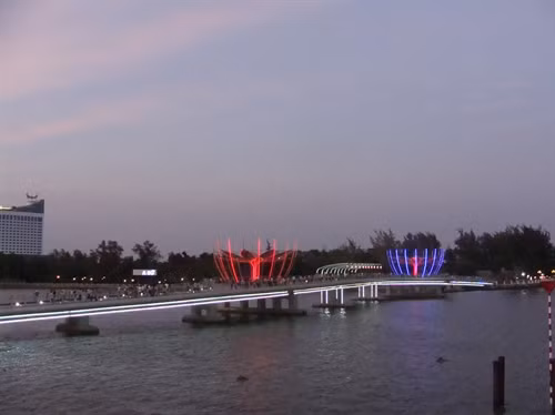 Lấy ý kiến người dân về việc gắn “khóa tình yêu” trên cầu đi bộ tại bến Ninh Kiều (Cần Thơ)