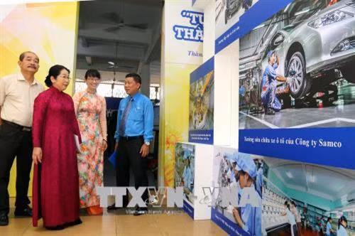 Triển lãm “Tự hào công nhân Thành phố anh hùng”