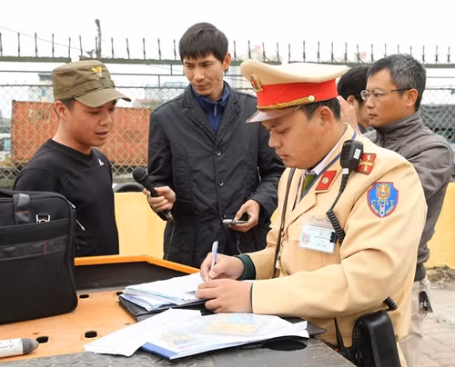 Công an Hà Nội ra quân xử lý xe khách vi phạm giao thông