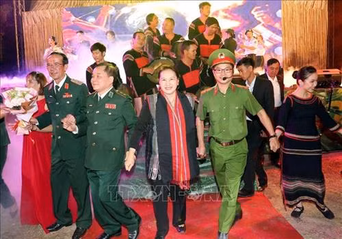 Chủ tịch Quốc hội Nguyễn Thị Kim Ngân dự chương trình “Xuân Biên phòng ấm lòng dân bản” tại huyện Buôn Đôn, Đắk Lắk