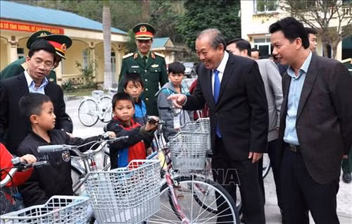 Phó Thủ tướng Thường trực Chính phủ Trương Hòa Bình thăm và tặng quà Tết tại Hà Giang