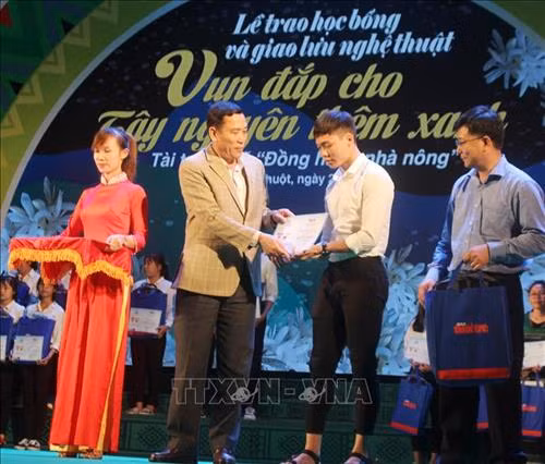 Trao học bổng “Tiếp sức đến trường” cho tân sinh viên khu vực Tây Nguyên