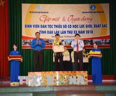 Đắk Lắk tuyên dương sinh viên dân tộc thiểu số có thành tích học tập tốt