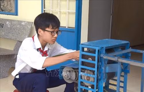 Học sinh lớp 9 chế tạo máy chuốt lá dừa đạt hiệu quả cao