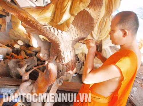 Vị sư đam mê nghệ thuật điêu khắc gỗ