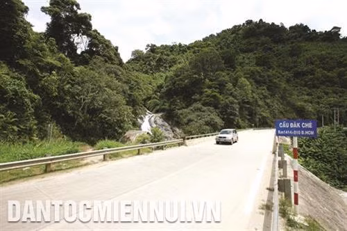 Kon Tum phát triển mạng lưới giao thông nông thôn vùng biên giới