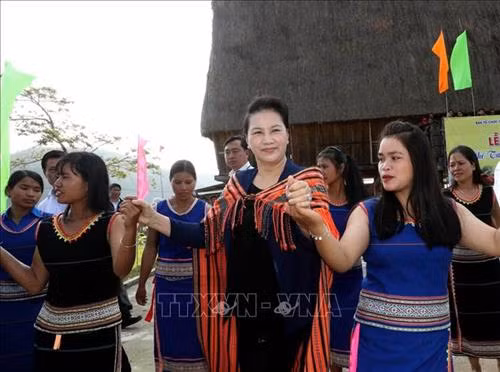 Chủ tịch Quốc hội Nguyễn Thị Kim Ngân làm việc tại tỉnh Kon Tum