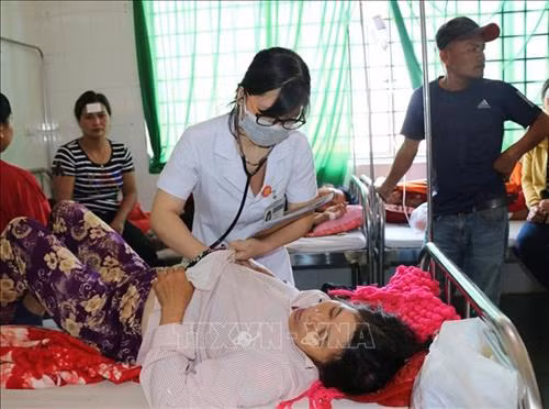 Hàng trăm người nhập viện sau khi ăn cưới ở Đắk Lắk