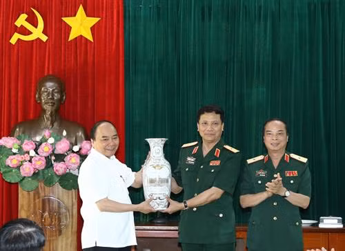 Thủ tướng Nguyễn Xuân Phúc làm việc với Ban Quản lý Lăng Chủ tịch Hồ Chí Minh và dâng hương tưởng nhớ Người tại Khu Di tích K9