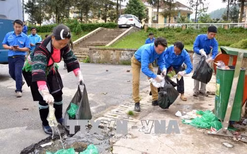 Tuổi trẻ Lào Cai ra quân làm sạch môi trường Khu Du lịch Sa Pa