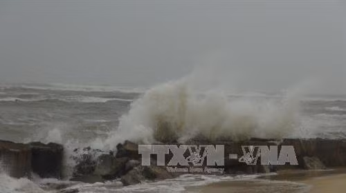 Thời tiết ngày 4/6: Hoàn lưu áp thấp nhiệt đới trên biển Đông gây mưa dông, lốc xoáy, gió giật mạnh khu vưc Trung Trung Bộ, Nam Bộ và Tây Nguyên