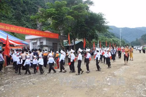Học sinh vùng lũ Mường La đón khai giảng sớm