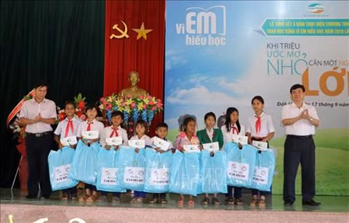 Tặng 540 suất học bổng cho học sinh nghèo hiếu học tại tỉnh Kon Tum