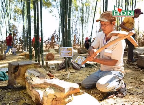 Độc đáo chiếc rìu của người M’nông