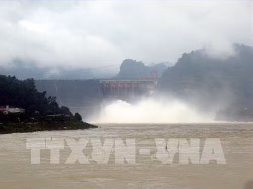 9 giờ ngày 17/8, đóng 1 cửa xả đáy hồ Thủy điện Hoà Bình