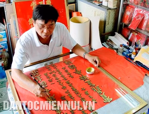 Trao truyền thư pháp chữ Hoa