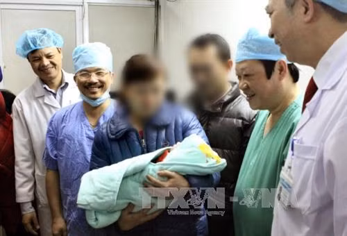 Bé gái đầu tiên chào đời nhờ mang thai hộ