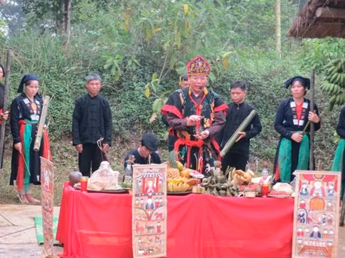 Trang phục thầy cúng của người Sán Chay