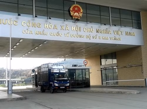 Cửa khẩu quốc tế Lào Cai xuất những lô hàng đầu tiên 