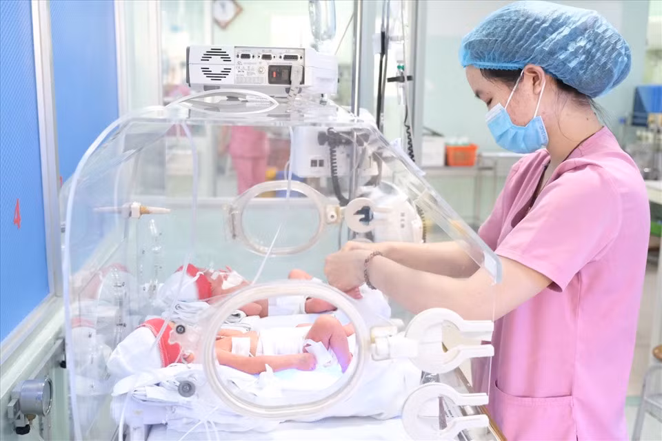 Hai bé trai đang được các bác sĩ tại khoa Nhi của Bệnh viện Hùng Vương theo dõi và chăm sóc. Ảnh: TTXVN phát