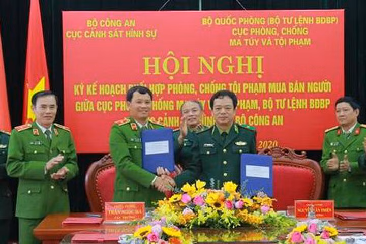 Thiếu tướng Nguyễn Văn Thiện (bên phải) và Thiếu tướng Trần Ngọc Hà, Cục trưởng Cục Cảnh sát Hình sự Bộ Công an trong lễ ký kế hoạch phối hợp. Nguồn: Báo Biên phòng.