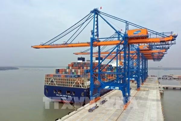 Tàu hàng hóa tại Cảng biển Bà Rịa – Vũng Tàu. Ảnh: TTXVN