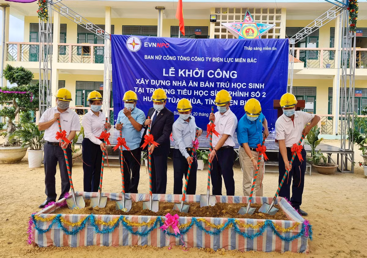 Đại diện lãnh đạo Ban nữ công của Tổng Công ty Điện lực miền Bắc, chính quyền địa phương và các đại biểu thực hiện nghi thức động thổ, khởi công công trình. Ảnh: TTXVN phát