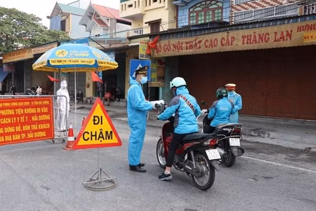 Chốt kiểm soát cấp tỉnh đặt ở ngã 3 chân cầu vượt Quán Gỏi, Hưng Thịnh, huyện Bình Giang, tỉnh Hải Dương. Ảnh: Mạnh Minh - TTXVN