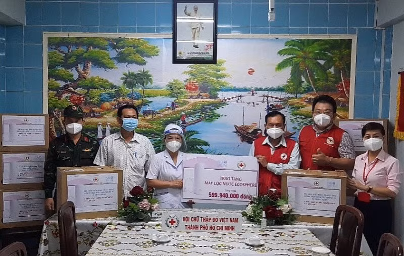 Dịch COVID-19: Hỗ trợ thiết bị lọc nước thông minh cho lực lượng tuyến đầu