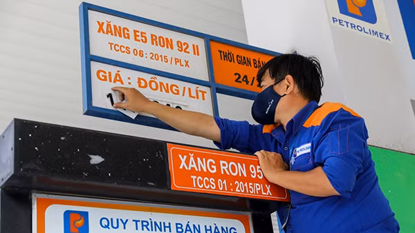 Giá xăng, dầu tăng hơn 700 đồng/lít