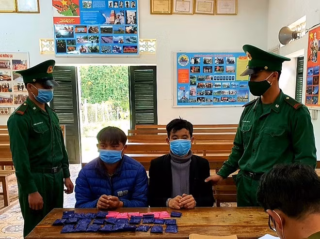 Hai đối tượng Ly A Mua và Ly A Vự cùng tang vật. Ảnh: thuonghieucongluan.com.vn