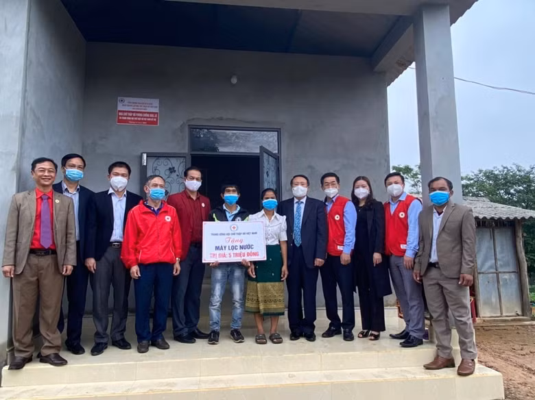 Bàn giao nhà và tặng quà cho gia đình chị Hồ Thị Bình ở thôn Xung Phong xã Vĩnh Khê, huyện Vĩnh Linh, tỉnh Quảng Trị. Ảnh: dangcongsan.vn