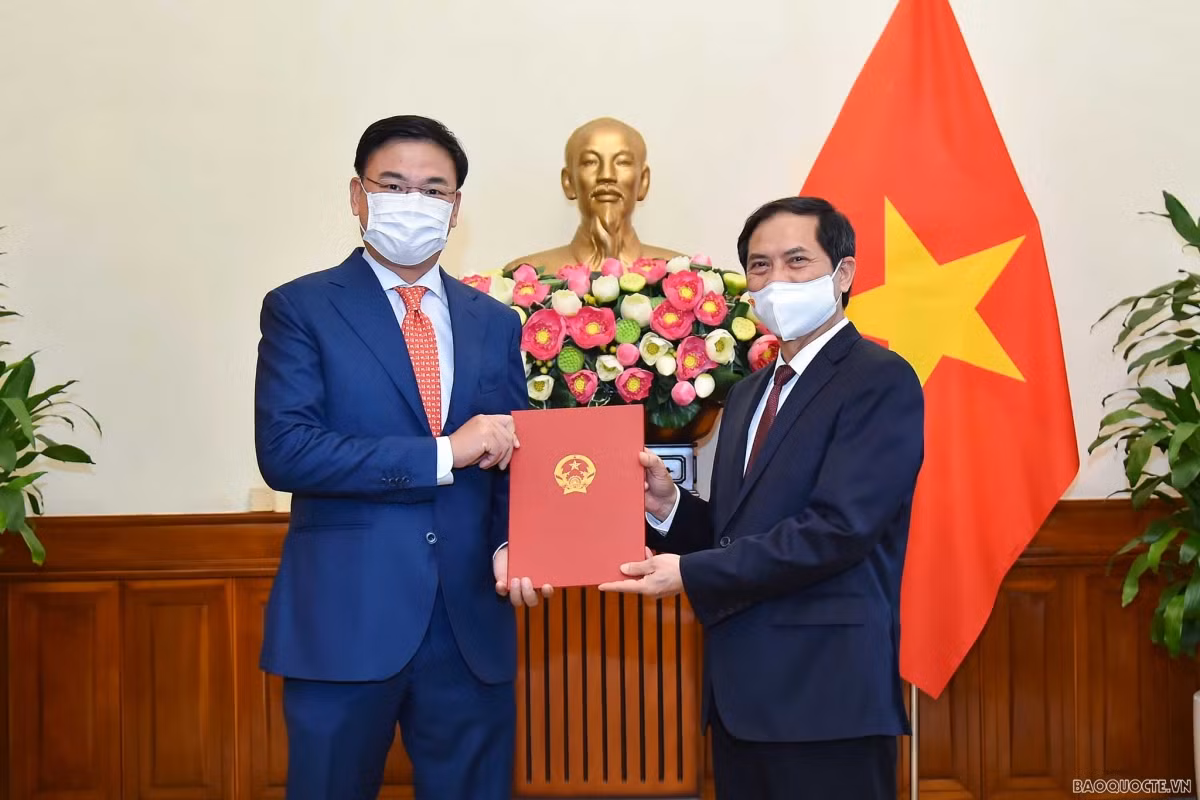 Bộ trưởng Bùi Thanh Sơn (bên phải) trao quyết định cho ông Phạm Quang Hiệu. Ảnh: baoquocte.vn
