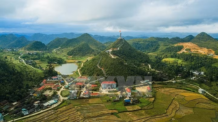 Cột cờ Lũng Cú là cột cờ quốc gia nằm ở đỉnh Lũng Cú, còn gọi là đỉnh núi Rồng (Long Sơn). Ảnh: Trọng Đạt-TTXVN