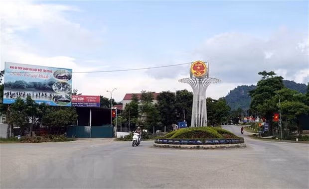 Đường liên xã ở Tân Trào được xây dựng bề thế, khang trang. Ảnh: Vũ Quang - TTXVN